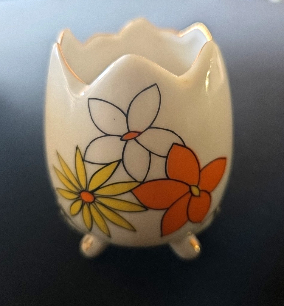 Lefton 3 Footed Cracked Egg Vase Retro Yellow Daisies Flowers Japan 3.25″