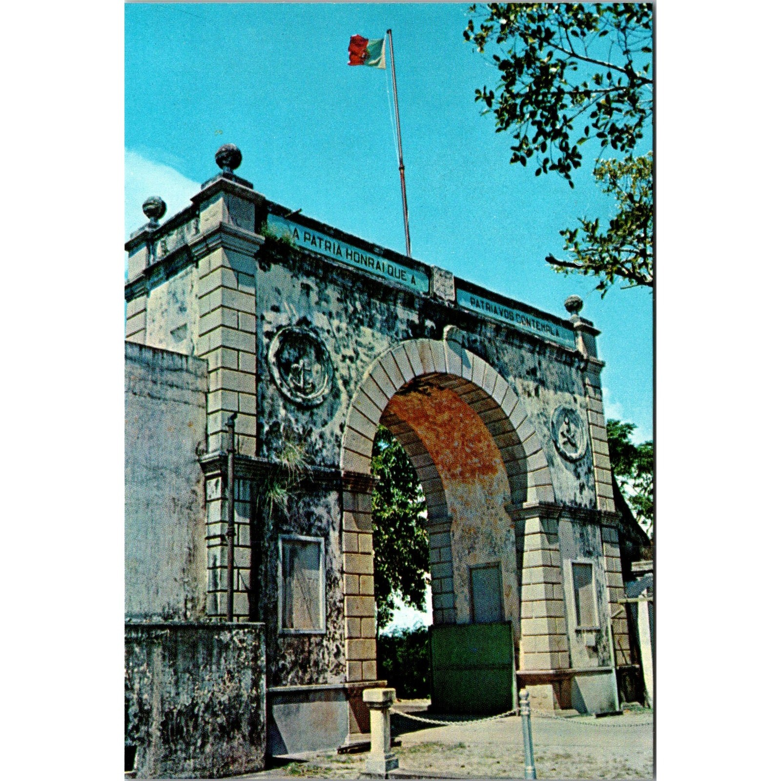 The Boarder Gate Separating Macao From The China Mainland Vintage Postcard SP5-8