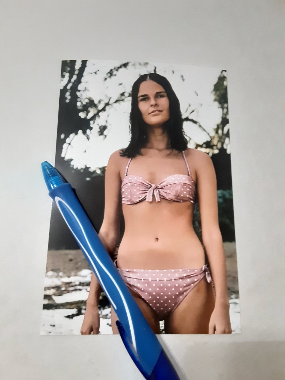 ALI MacGRAW, BEAUTIFUL ACTRESS PURE 1960s BIKINI, STRAIT HAIR COLOR, 4X6 PHOTO