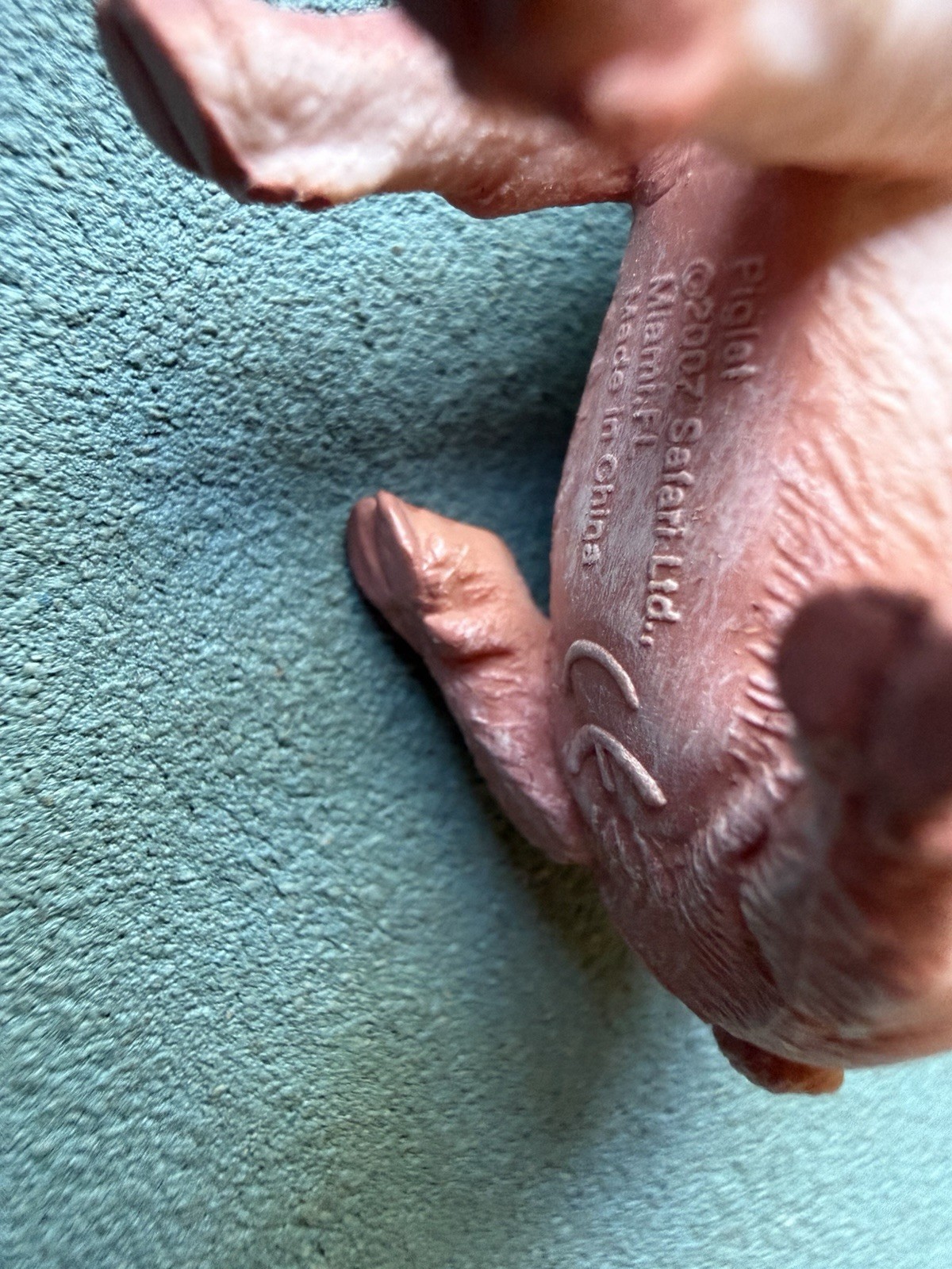 Safari Ltd PINK PIGLET Figure Sitting Baby Pig Farm Boar Sow 2007 Figurine Toy