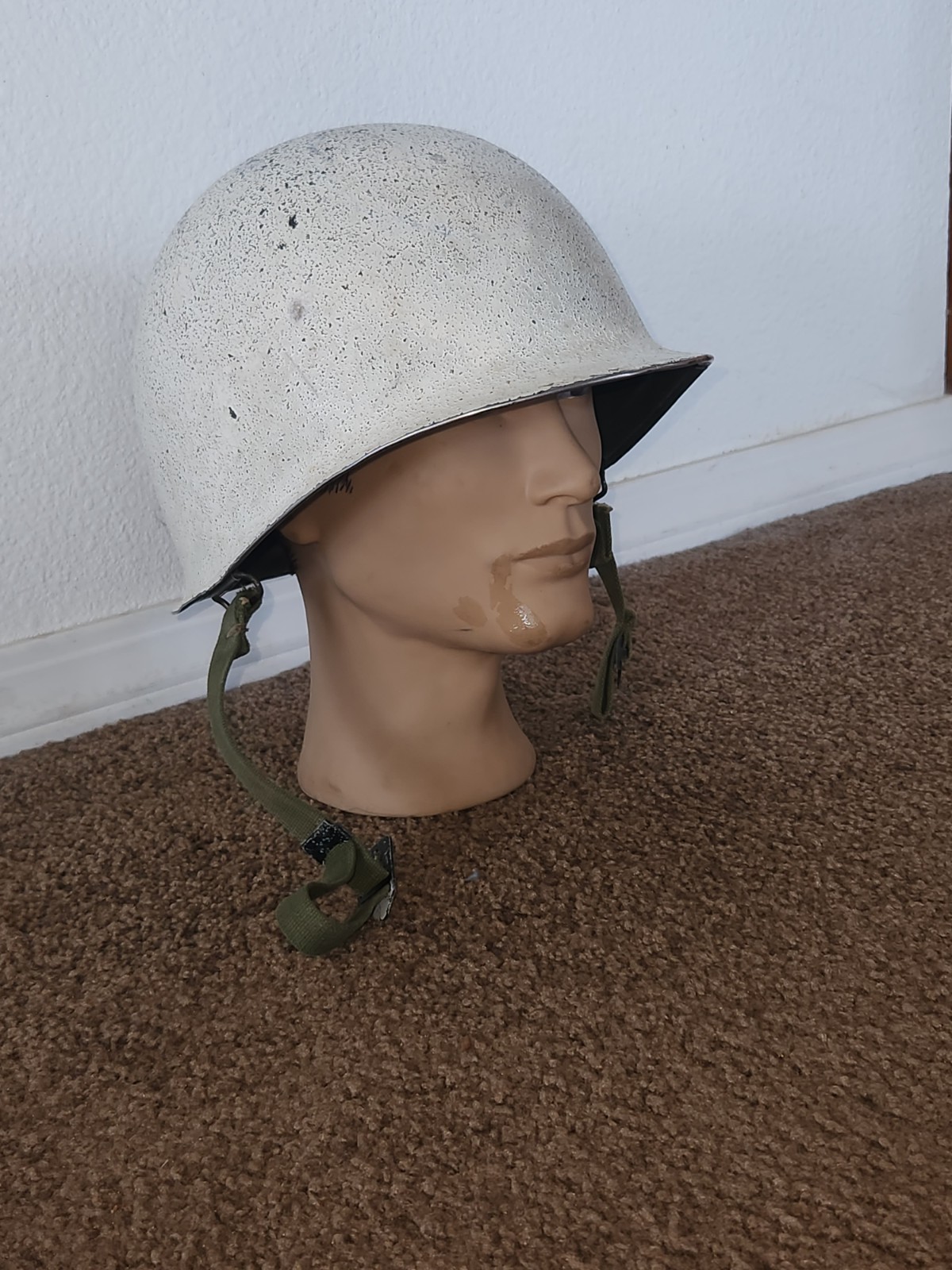 ORIGINAL KOREAN WAR FRONT SEAM M-1 WHITE WINTER CAMOUFLAGE HELMET