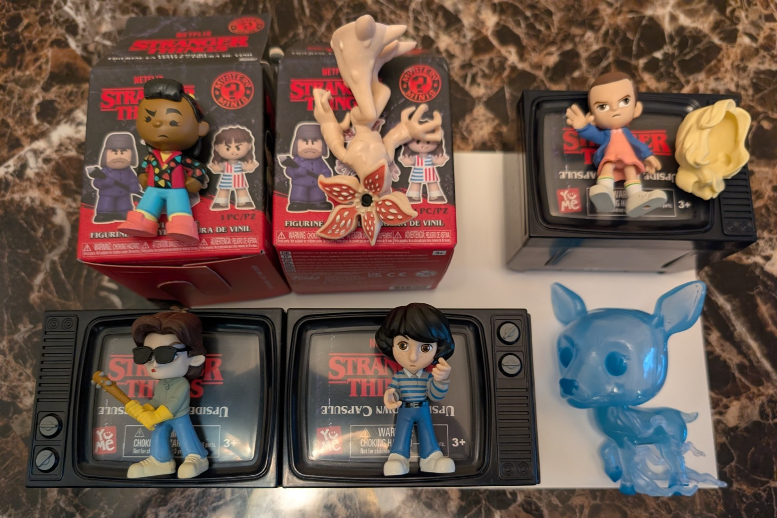 Stranger Things -2 Mystery Minis /3 Upside Down Capsules Series 1 / Hogwarts dog