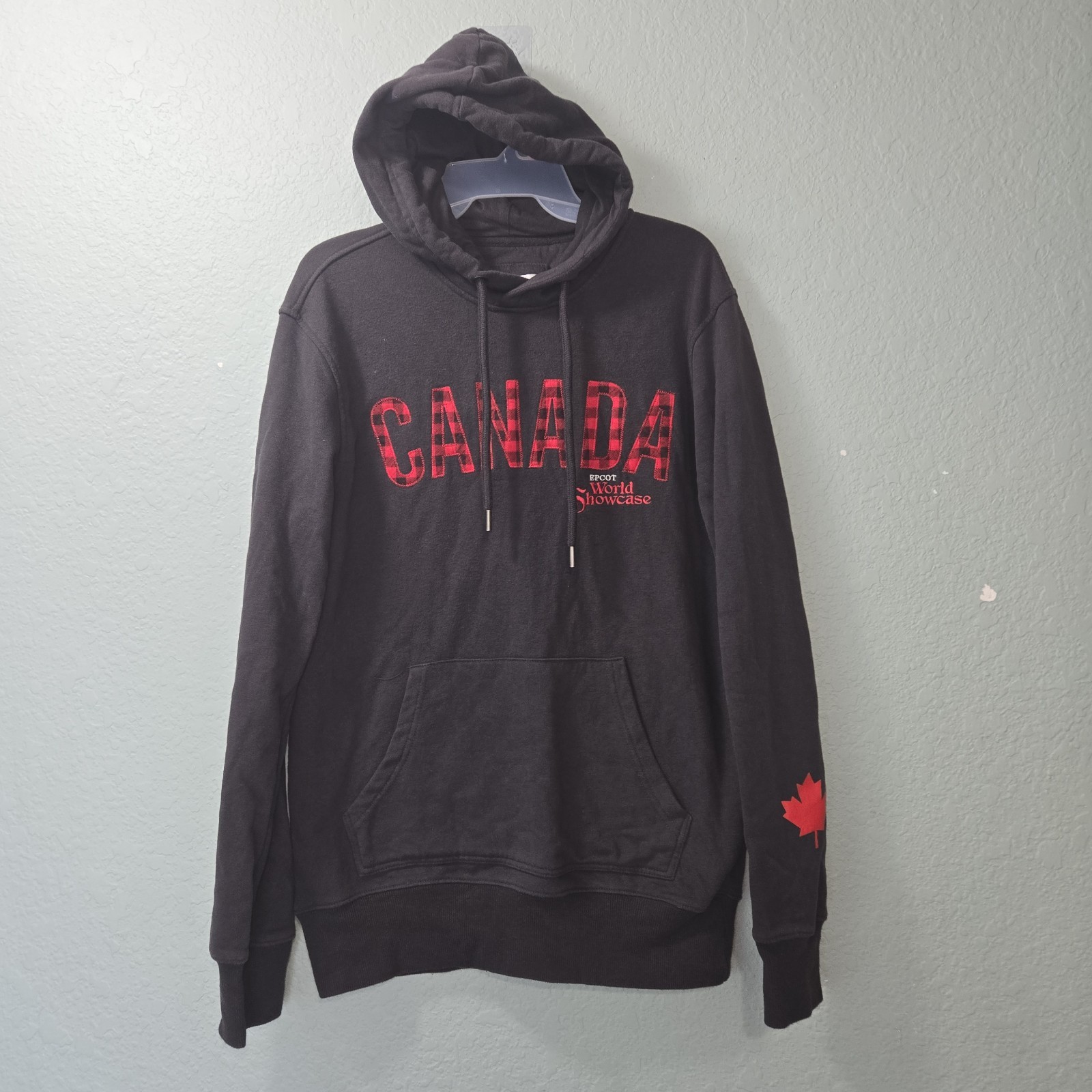Disney Parks EPCOT World Showcase Canada Hoodie M Gray Red Plaid Maple Leaf SS