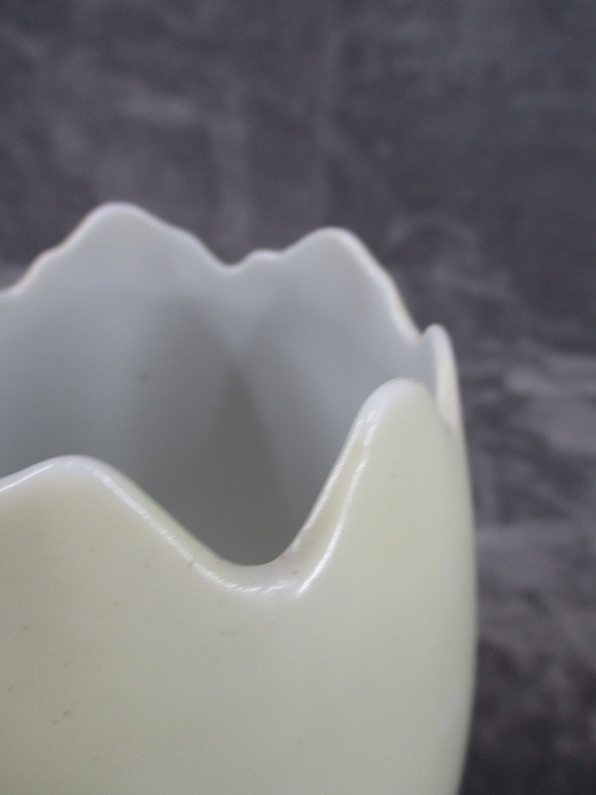 Lefton 1602 Footed Cracked Egg Vase Planter Ceramic With Gold Trim 5.5″ Vintage