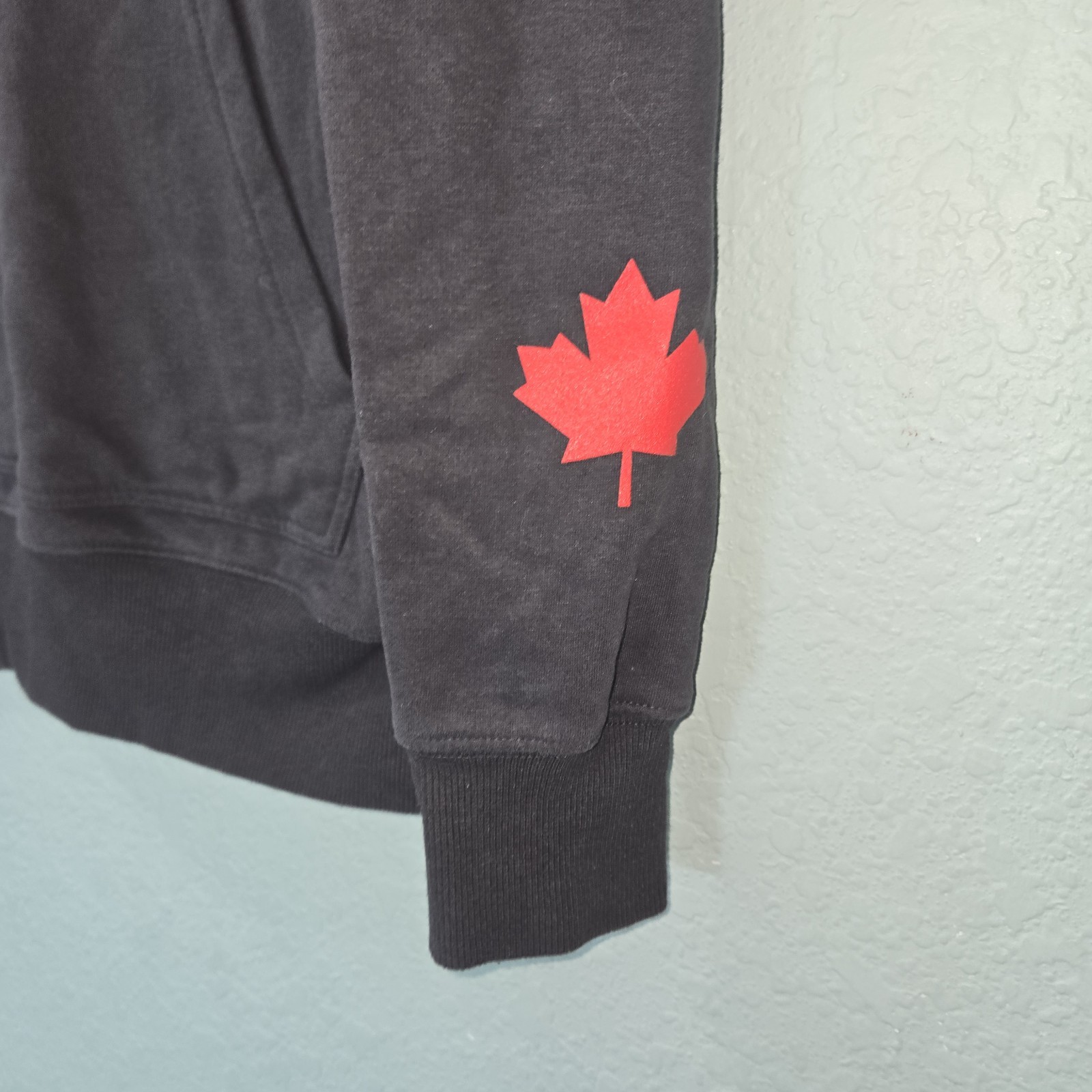 Disney Parks EPCOT World Showcase Canada Hoodie M Gray Red Plaid Maple Leaf SS