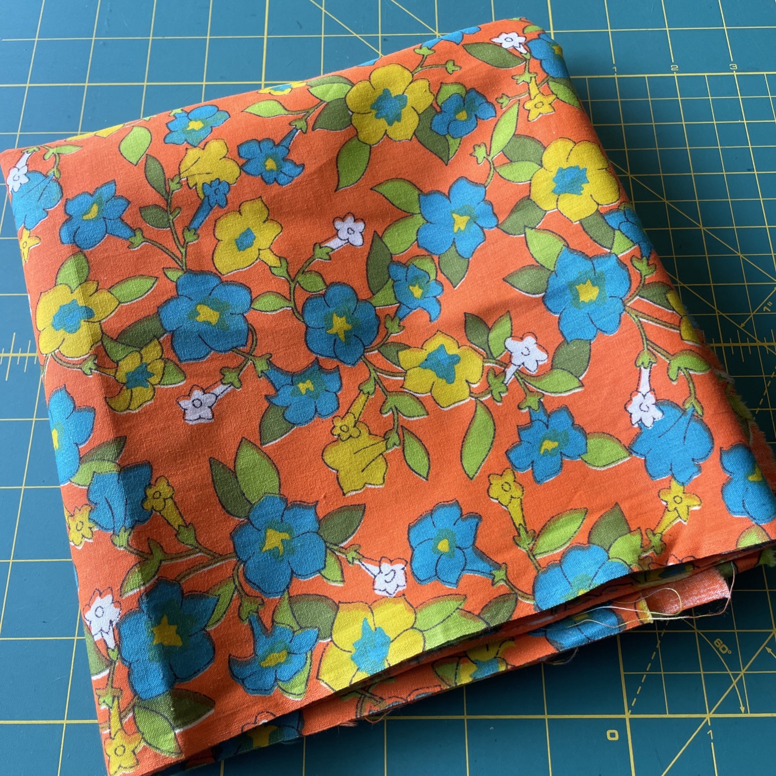 VTG MOD 2Y 36″W cotton fabric 1960s orange yellow blue green trumpet flower vine