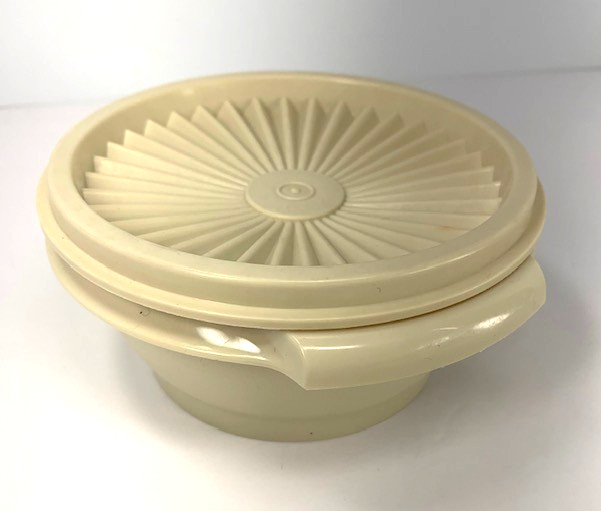 Tupperware 1323-19 Servalier Beige Bowl with Starburst Lid Vintage
