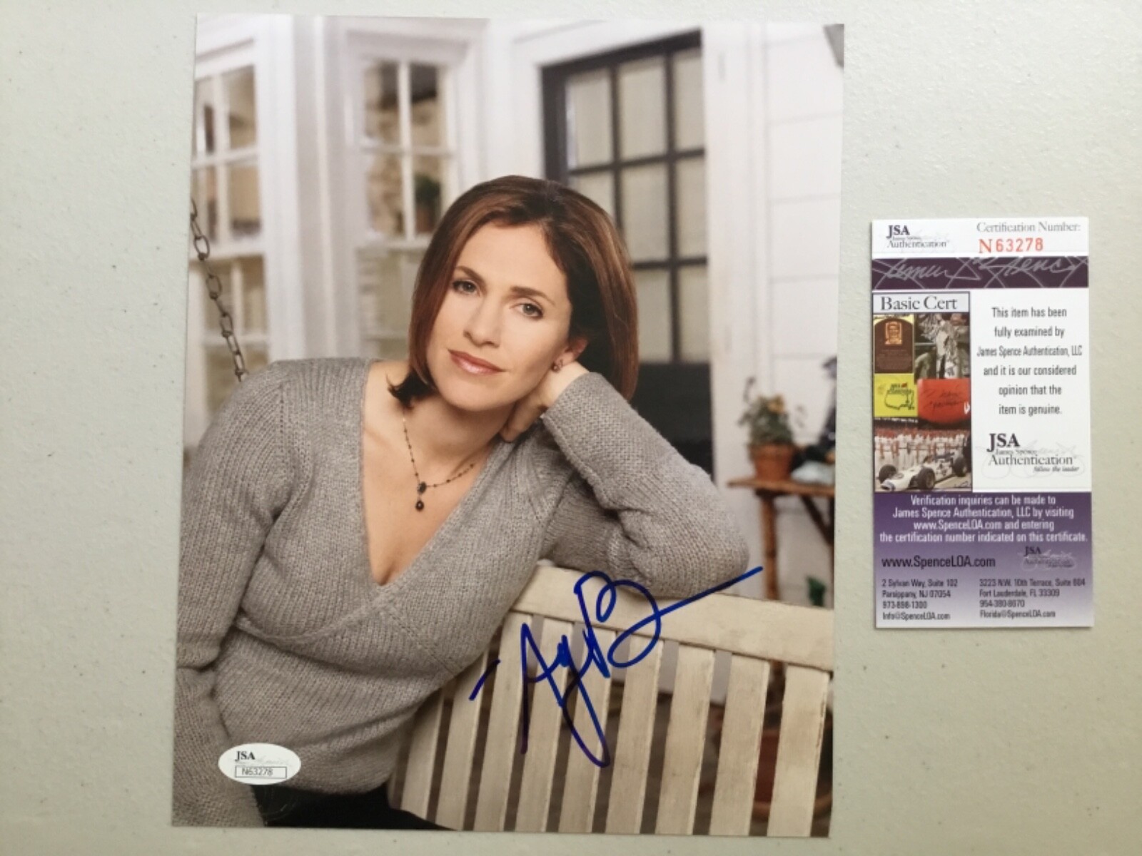 Amy Brenneman Signed 8X10 Color Photo with a JSA (James Spence) COA