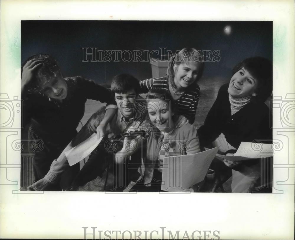 1983 Press Photo Nicolet High School Dial-A-Joke cast – mjb70750