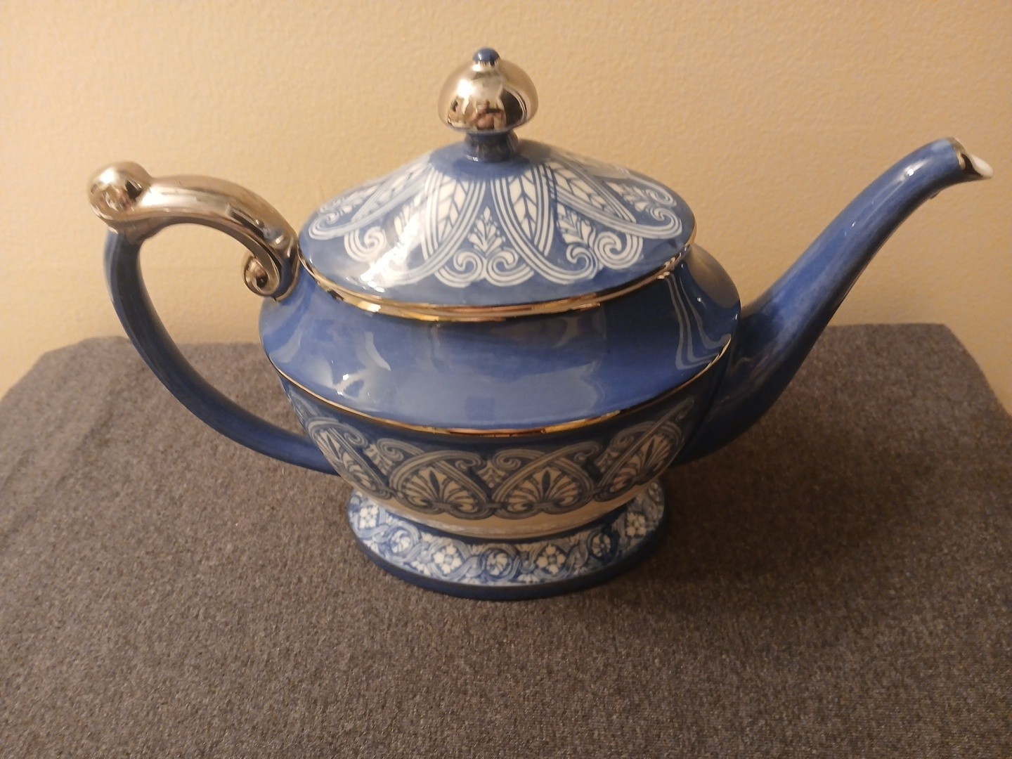 Bombay Company Blue and White Tea Pot EUC Vintage Porcelain