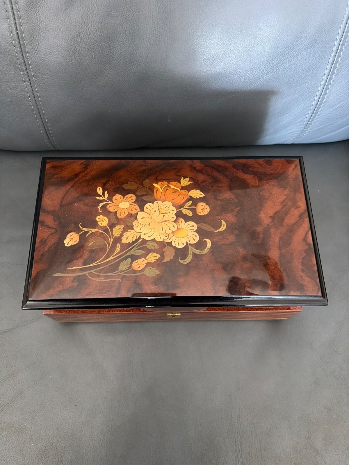 Reuge Jewelry Music box with 30 note movement playing-“Wiener Blut” J.Strauss