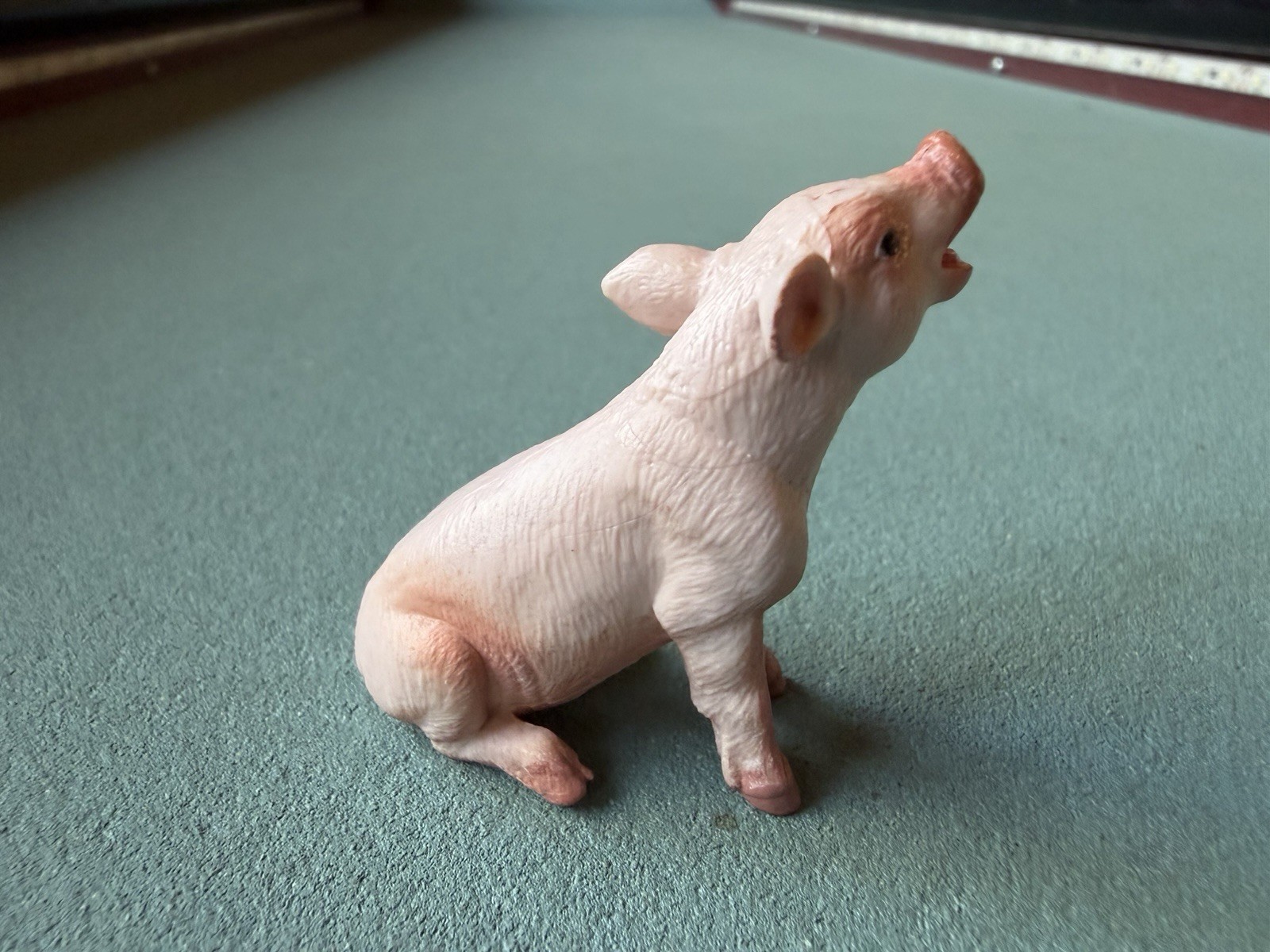 Safari Ltd PINK PIGLET Figure Sitting Baby Pig Farm Boar Sow 2007 Figurine Toy