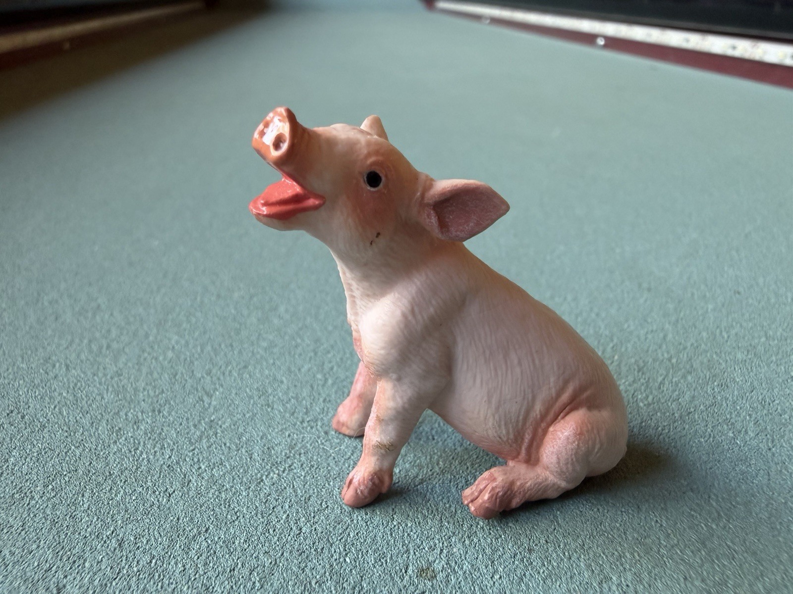 Safari Ltd PINK PIGLET Figure Sitting Baby Pig Farm Boar Sow 2007 Figurine Toy