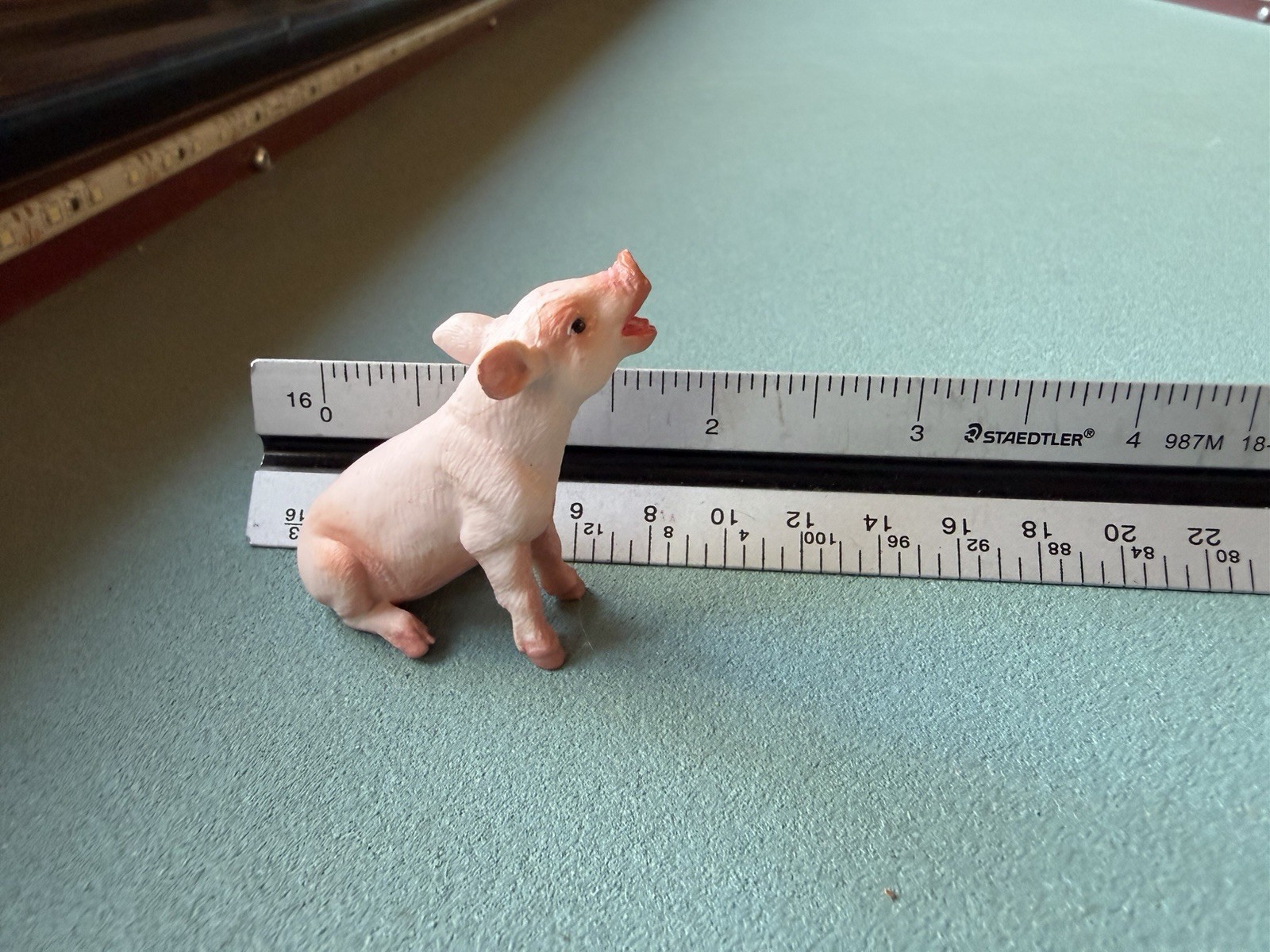 Safari Ltd PINK PIGLET Figure Sitting Baby Pig Farm Boar Sow 2007 Figurine Toy