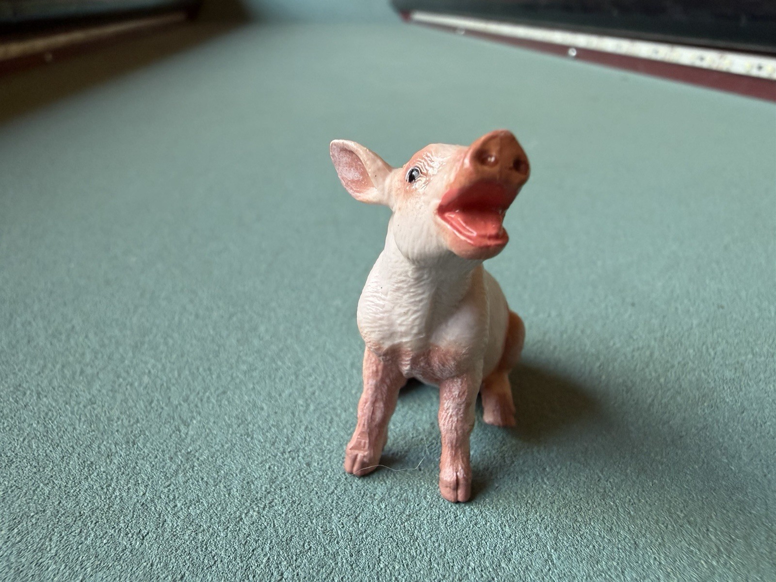 Safari Ltd PINK PIGLET Figure Sitting Baby Pig Farm Boar Sow 2007 Figurine Toy