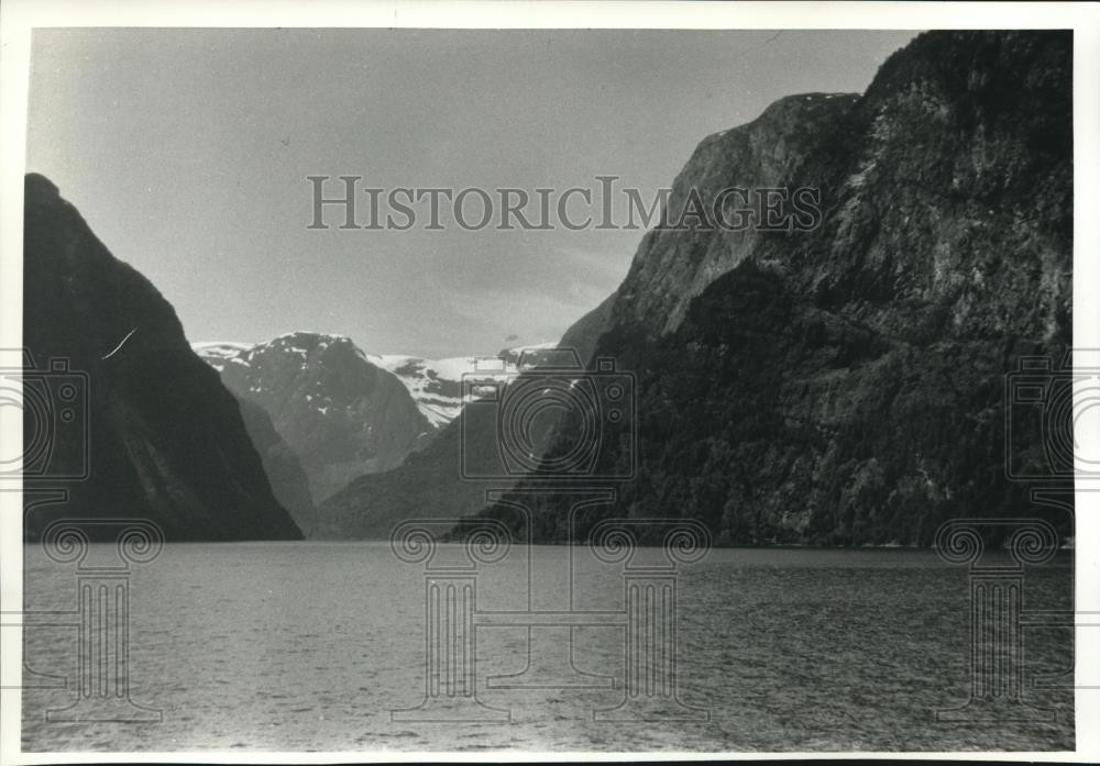 1991 Press Photo Snow Capped Mountains at a Norway Fjord – mjb25294