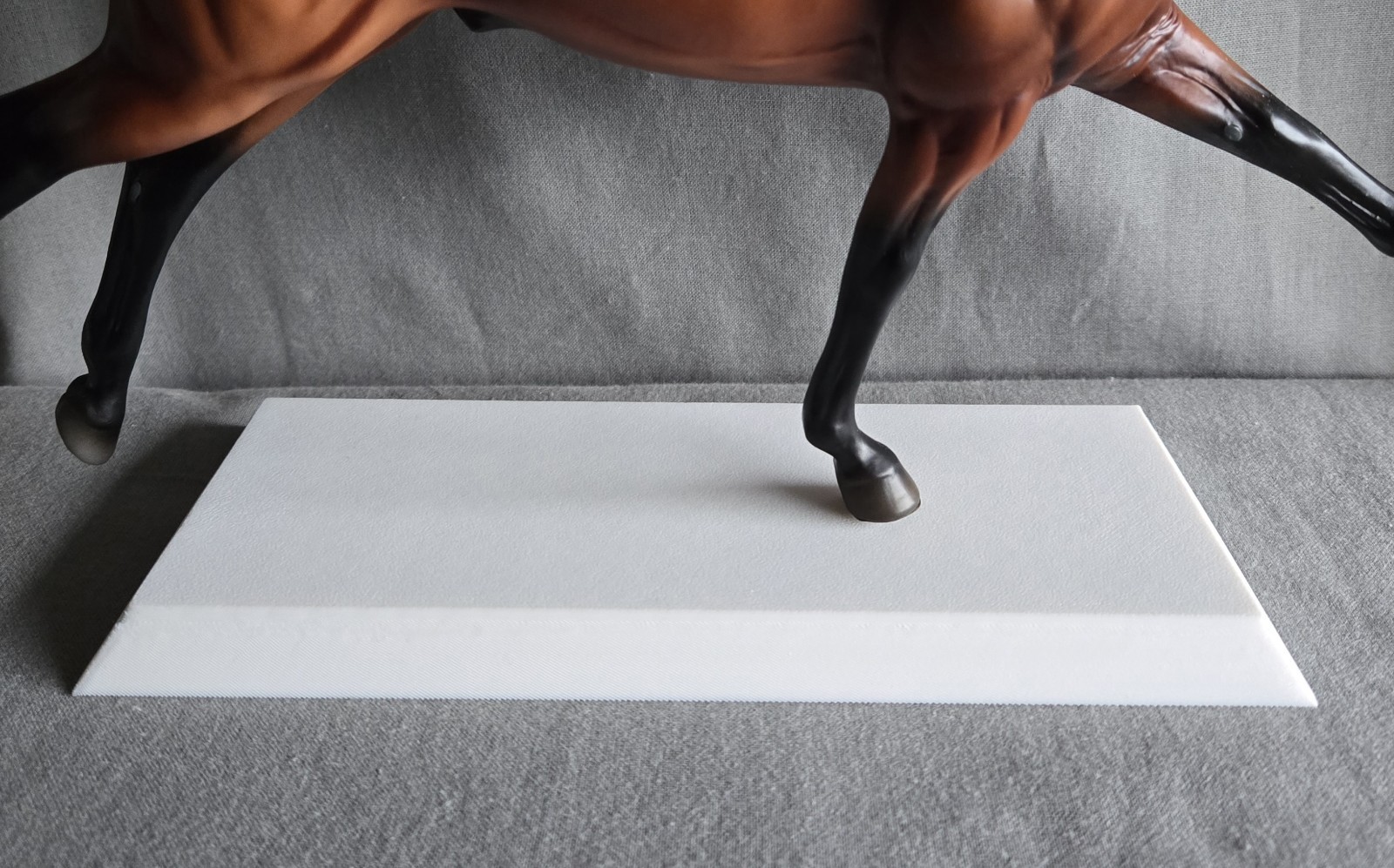 Breyer Traditional Ruffian Mold 3d printed horse stand – White – Arctic Skunk